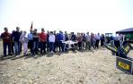 Un grupo de agricultores mira el funcionamiento de un dron durante una jornada organizada por el sindicato UAGN.