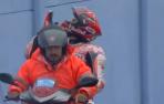 El público italiano celebra una caída de Marc Márquez y él les responde con besos