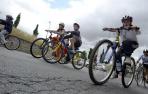 Un grupo de menores circula en bicicleta por la calzada.