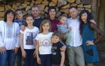 Los impulsores del proyecto: Mari Sol Calzado y Fernando Arriazu, con sus hijos Unai, June y Uxue; Marta Gastón y Alfonso Serrano, con sus hijas, Noa y Ioar; y Ainhoa Gastón.