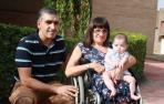 Paula Lázcoz Ripoll con su pareja, Alfredo Hernández Ochoa, y la hija de ambos, Uxue, de 6 meses.