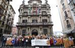 Adolfo Araiz, Bakartxo Ruiz y Laura Pérez firman a favor del referéndum del 1-O