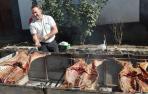 Instante de la preparación del 'zikiro', convertido en 340 pinchos.