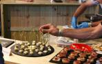 Un expositor con aceite de cañamo para jamón y queso instalado en la Feria Spannabis.