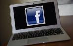 Un ordenador con el logo de Facebook.