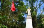 Bandera en la tumba del santo