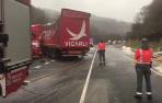 Accidente de un camión en la N-121A en Berroeta