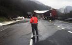 Paso alternativo en la N-121A a la altura de Berroeta tras accidentarse un camión