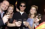 El navarro Serafín Zubiri brinda con los músicos durante la celebración del festival de Eurovisión 2000.