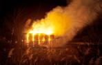 Los bomberos asisten un incendio de una pajera en Peralta