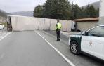 Un camión vuelca en la N-121-A a la altura de Burutain