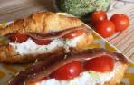 Cruasanes de requesón con tomates y anchoa.