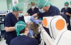 Operan por primera vez en España a una enferma de Parkinson con un robot