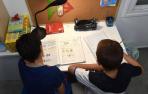Niños haciendo los deberes en casa.