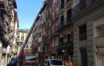 Cae parte del alero de un edificio en la calle Chapitela de Pamplona