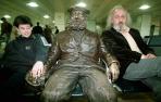 Andoni Erburu y Montxo Armendáriz posan en el aeropuerto antes de su viaje a los Oscar.