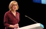 Dimite la ministra del Interior británica por plantear cuotas de deportación de extranjeros