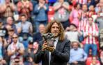 Carles Puyol recibe de manos de Iribar el premio 'One Club Player'