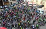 Los 400 participantes de la segunda BTT de Arróniz aplauden tras el minuto de silencio que guardaron en la plaza de los Fueros, antes de salir.