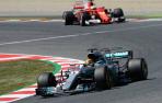 Hamilton le gana la batalla táctica a Vettel