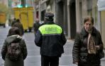 Un agente de Policía Municipal patrulla por la calle Chapitela de Pamplona, en una imagen de archivo.