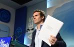 Pablo Casado muestra la documentación de su máster, que hizo para un doctorado