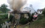 Herida leve una mujer de 52 años en el incendio de su casa en Izurdiaga