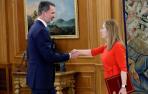 Ana Pastor comunica la investidura de Sánchez al Rey, que firma su nombramiento