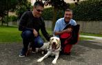 Serafín Zubiri da la bienvenida a su nuevo perro