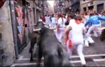Pamplona prepara su suelo para los encierros de San Fermín