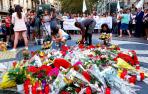 Centenares de personas homenajean a las víctimas del 17A en la plaza Cataluña