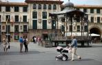 Varias personas pasean junto al quiosco de la plaza de los Fueros, centro neurálgico de Tudela.