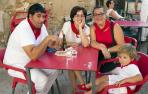Ambiente festivo en Dicastillo alrededor de los calderetes