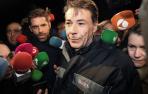 Ignacio González atiende a los medios tras su salida de prisión.
