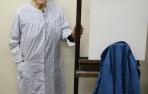 La roncalesa María Gárate aprende a pintar a los 94 años en la Casa de Misericordia