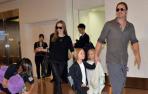 Brad Pitt y Angelina Jolie, con sus hijos. 