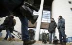 Cámaras de televisión esperan a la puerta de la Audiencia de Navarra