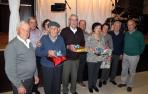 Los tres homenajeados mayores de 85 años, en el centro de la fotografía con sus obsequios.