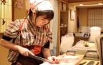 La japonesa Yoshiaki "Yuki" Chizui, gerente y vicepresidenta de Nadeshiko Sushi, prepara el pescado para el servicio de noche en el local del barrio de Akihabara, en Tokio (Japón).
