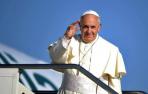 El papa Francisco antes de entrar en su avión.
