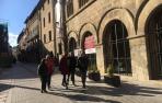 Visitantes pasan junto al Museo Gustavo de Maeztu, inmerso en la reforma, durante el pasado puente de la Constitución.