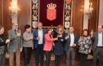 La presidenta Barkos brinda acompañada por sus consejeros.