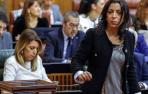 Marta Bosquet, que ha sido elegida presidenta de la Cámara autonómica, tras su votación para elegir los miembros de la Mesa, ante la presidenta de la Junta en funciones, Susana Díaz.
