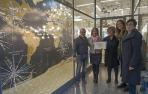 Desde la izquierda, José Flamarique, la propietaria del establecimiento ganador, Mari Carmen Roa, las ediles Yolanda Alén y Marta Astiz y la gerente de la Asociación de Comerciantes, Loreto San Martín. Posan junto al escaparate decorado con el mapa del mundo que mereció el premio.