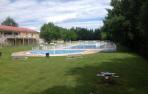 La actual zona deportiva de Cáseda presenta tres piscinas al aire libre, una de ellas de chapoteo, y zona verde.