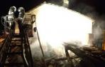 Un incendio originado en una chimenea calcina una vivienda en Aibar