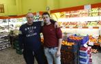 Jesús Remón San Bruno con su hijo Sergio Remón Piñar en su frutería Palacios.