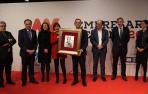 Santiago Sala, director general de Grupo Apex, Premio Empresario del Año, con su galardón, junto a Barkos y otras autoridades.