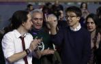 Militantes piden un abrazo entre Iglesias y Errejón al grito de "sí se puede"