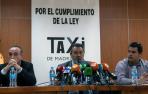 El portavoz de la Federación Profesional del Taxi de Madrid, Julio Sanz (c), junto otros representantes sindicales durante la rueda de prensa.